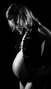 těhotenská fotografie v ateliéru silueta